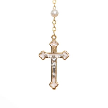 Medalik z kielichem eucharystycznym w różańcu komunijnym